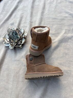 ☃UGG Keelan Toddler Girls Mini Button Boot in Chestnut - Size 8